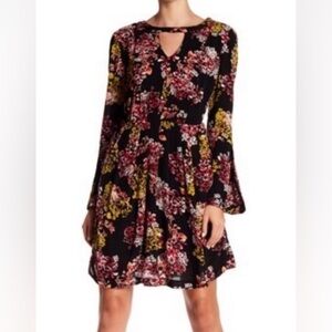 Nina Leonard tiered bell sleeve floral keyhole dress